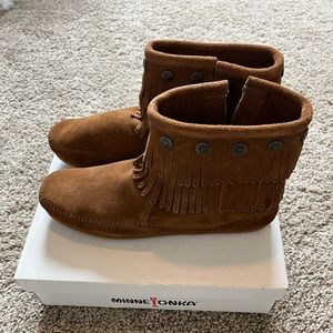 NIB Minnetonka Fringe Boots size 10